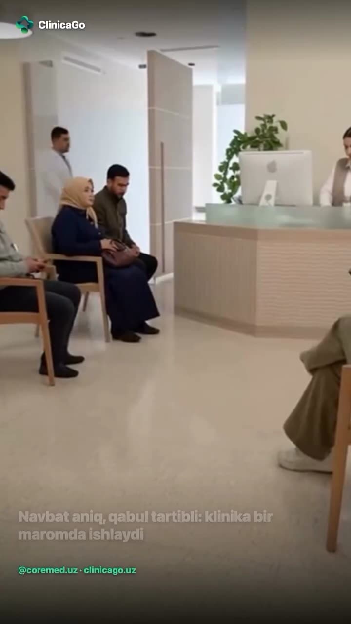 Пациент в дверях, а администратор листает тетрадь